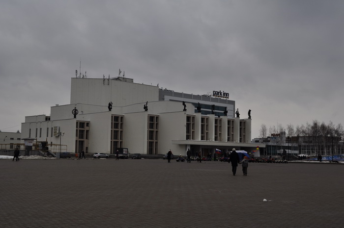 Театр балета ижевск. Театр на центральной площади Ижевск. Театр оперы и балета Ижевск Центральная площадь. Театр оперы и балета Ижевск кассы. ДК октябрь Ижевск.