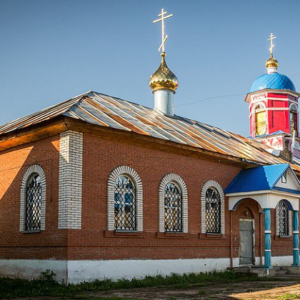 Входная группа Храм Святой Троицы поселка Кизнер. 